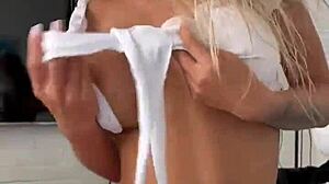 Monika Fox Striptease