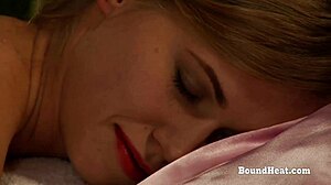 Смазанные лесбиянки кончают в оргазме