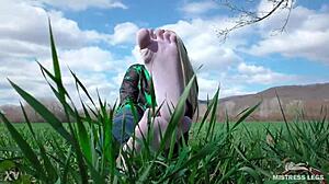 sock feet spread