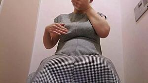 toilet wife masturbate