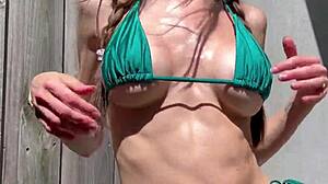 Wet Pussy Play