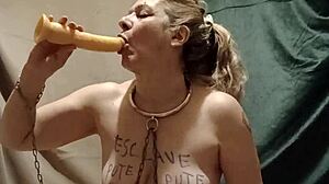 Esclave Urine Deepthroat
