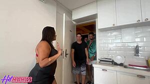 amiga levando vara